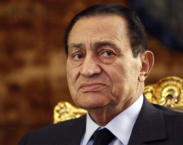Absolvieron al ex presidente egipcio por ordenar la muerte de 239 personas