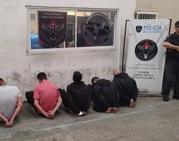 Detuvieron a cinco delincuentes armados que asaltaron a dos ancianos en Parque Patricios