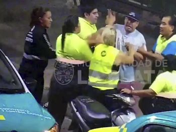 Lo multaron por circular sin casco, agredió a los agentes de tránsito y terminó detenido