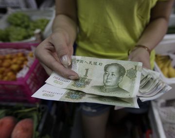 China devaluó el yuan y reformó su sistema cambiario