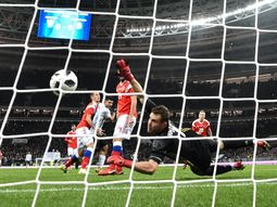 Con un gol del Kun, Argentina le ganó a Rusia sobre el final