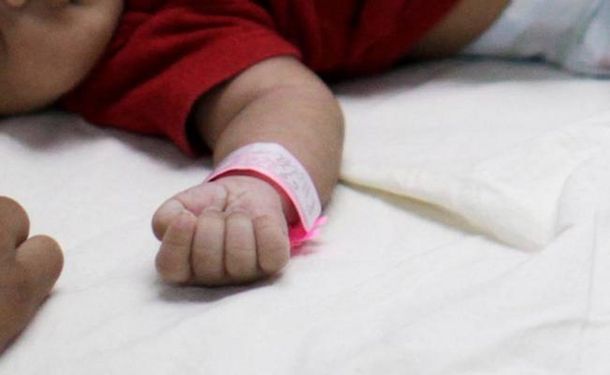 Vendió a su bebé por Facebook en 250 dólares y la detuvieron