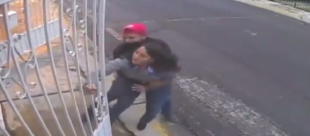 Violento asalto: entraba a su casa, forcejeó con dos ladrones y le robaron su auto