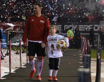 Rodrigo Mora y su hijo en el Monumental