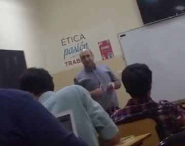 El apoyo al profesor acusado de profundizar la grieta