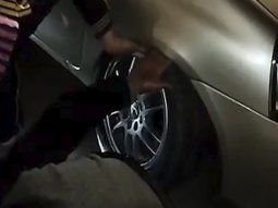 Video: robaban ruedas de auto, quedaron atrapados en un guardabarros y los detuvo la policía
