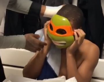 El delantero posa feliz con su nueva adquisición