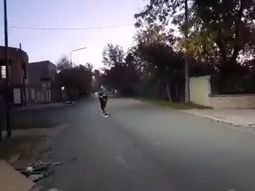 Violaron la cuarentena para jugar tenis y los multaron: deberán donar alcohol en gel