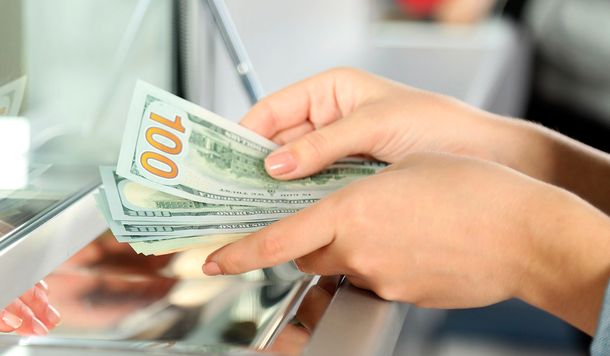 Macri no logra generar confianza: ahorristas sacaron de los bancos 2 de cada 10 dólares depositados