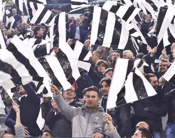 En un partido clave, Paulo Dybala alentó a la Juventus desde la tribuna.