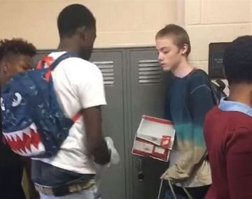 Se burlaban de él por vestirse igual todos los días y sus compañeros le regalaron ropa