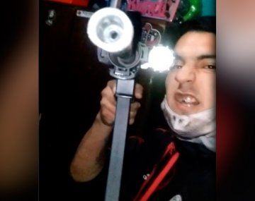 Así se jacta de su armamento un peligroso sicario de Rosario