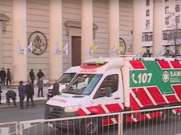 Una ambulancia del SAME frente a la Catedral Metropolitana