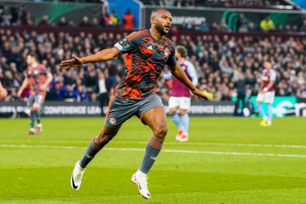 Aston Villa del Dibu Martínez perdió 2-0 ante Olympiacos y quedó afuera de la Conference League