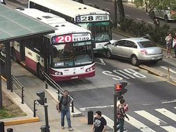Un auto ingresó en el Metrobus del Bajo y chocó de frente contra un colectivo