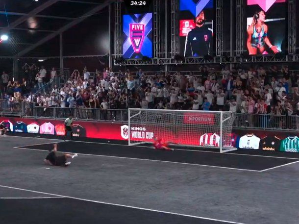 La patinada del Kun Agüero en un penal de la Kings League