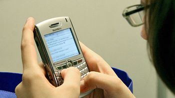 los jovenes prefieren el chat antes que hablar por telefono los jovenes prefieren el chat antes que hablar por telefono