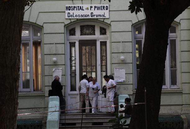 Por falta de vacunas antigripales, golpearon a un enfermero en el Piñero