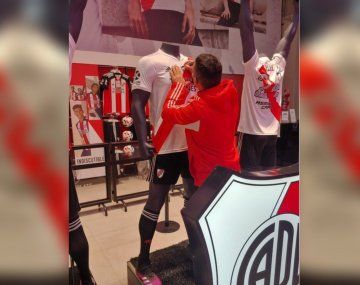 ¡Gracias Enzo Pérez!: los hinchas de River se acercaron a dejarle un mensaje en la camiseta