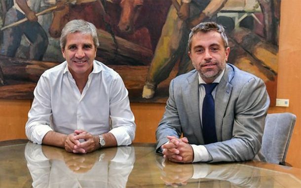 Ministro Luis Caputo junto a Federico Furiase.