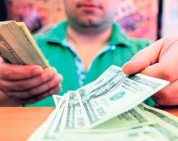 Subió el dólar oficial y el negro cerró la semana sin cambios
