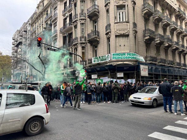 Movilización y protesta de trabajadores por los despidos en el INADI. Fotos: @ATECapitalOk