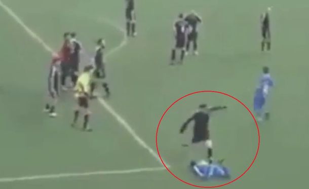 A traición: espeluznante patada en la cabeza en un partido de fútbol en Grecia