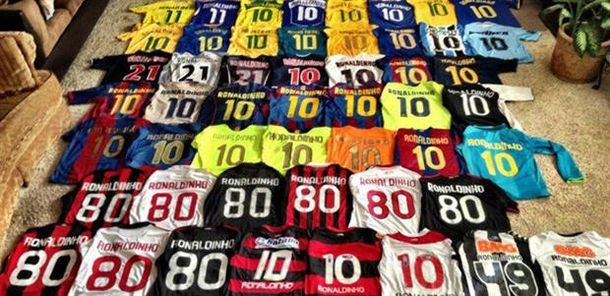 Ronaldinho mostró su gran colección de camisetas