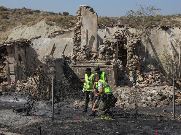 Al menos once muertos y 23 personas desaparecidas por el incendio de Los Gallardos. Al menos once muertos y 23 personas desaparecidas por el incendio de Los Gallardos.