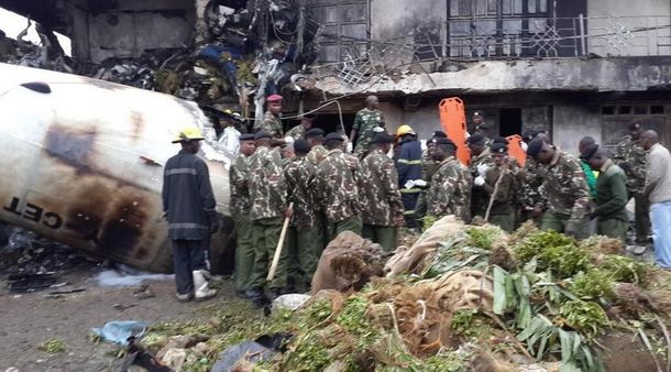 Un avión de carga se estrella contra un edificio en Kenia