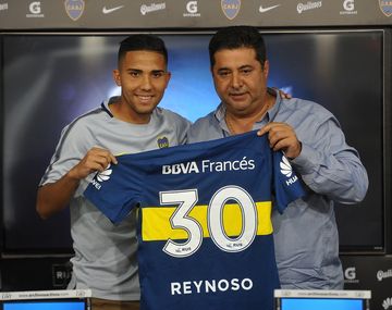 El cordobés, durante su presentación con el presidente Angelici