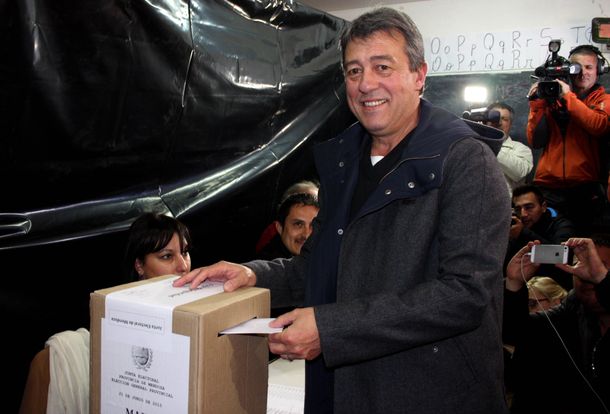 #Elección2015: el candidato del FpV en Mendoza llegó al búnker y espera resultados