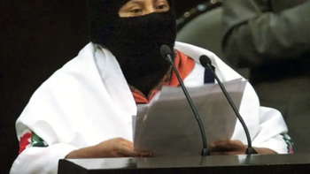 La Comandanta Esther pronuncia en 2001 un recoraddo discurso por la paz en la Cámara de Diputados. La Comandanta Esther pronuncia en 2001 un recoraddo discurso por la paz en la Cámara de Diputados.