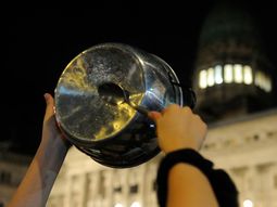 Cacerolazo frente al Congreso y diferentes puntos del país contra la Ley Ómnibus