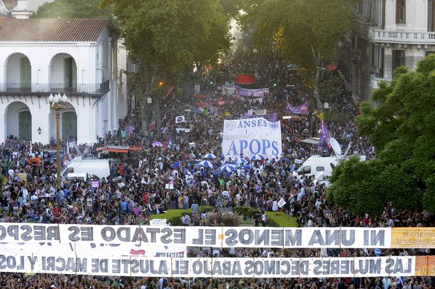 Miles de mujeres se acercan al Congreso por la marcha