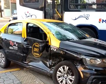 Fuerte choque entre un taxi y un colectivo en Barracas dejó tres heridos