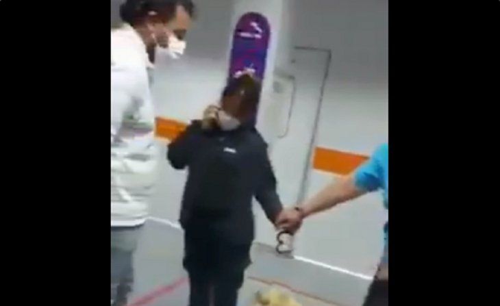 Insólito: policía esposó a enfermera para que haga análisis de sangre a un detenido y fue grabada