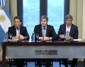 Los nuevos ministros Dujovne y caputo, junto al jefe de Gabinete