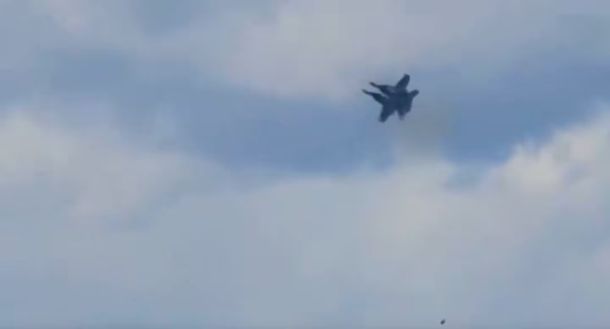 Chocaron dos aviones en pleno show aéreo en una base militar de Estados Unidos. Chocaron dos aviones en pleno show aéreo en una base militar de Estados Unidos.