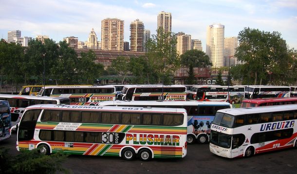 Caos en Retiro: bloquean la salida y los micros no pueden salir de la terminal