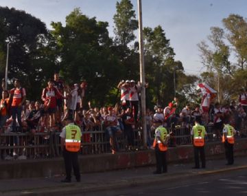 Locura: el banderazo con el que miles de hinchas despidieron al equipo