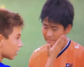 Para imitar: chicos del Barcelona y el conmovedor consuelo a sus rivales