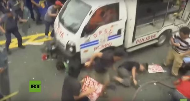 Un policía atropella a manifestantes en Manila