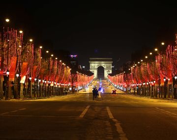 Año nuevo en París con toque de queda por la pandemia. (Foto: Télam)