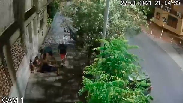 Violento robo a una joven en Avellaneda: la tiraron al piso entre cuatro hombres