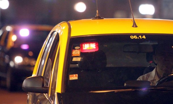 Un taxista le habría confesado a su esposa: No me pagó y la violé