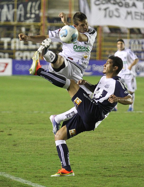 Estudiantes (BA) eliminó a Talleres y es semifinalista