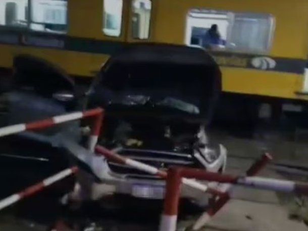 Tragedia en las vías del Urquiza: un auto fue arrollado por un tren y murió un hombre
