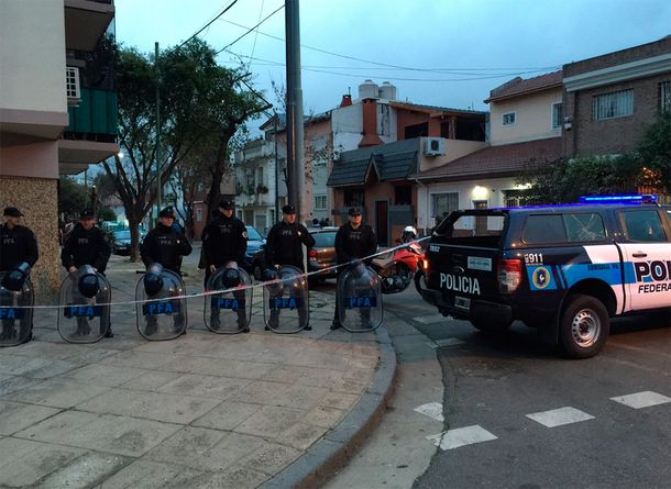 Tremendo relato del atrincherado en Flores: Me están rompiendo los vidrios