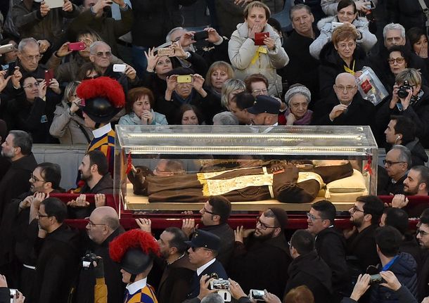 El cuerpo del Padre Pio fue recibido en medio de una multitud en el Vaticano